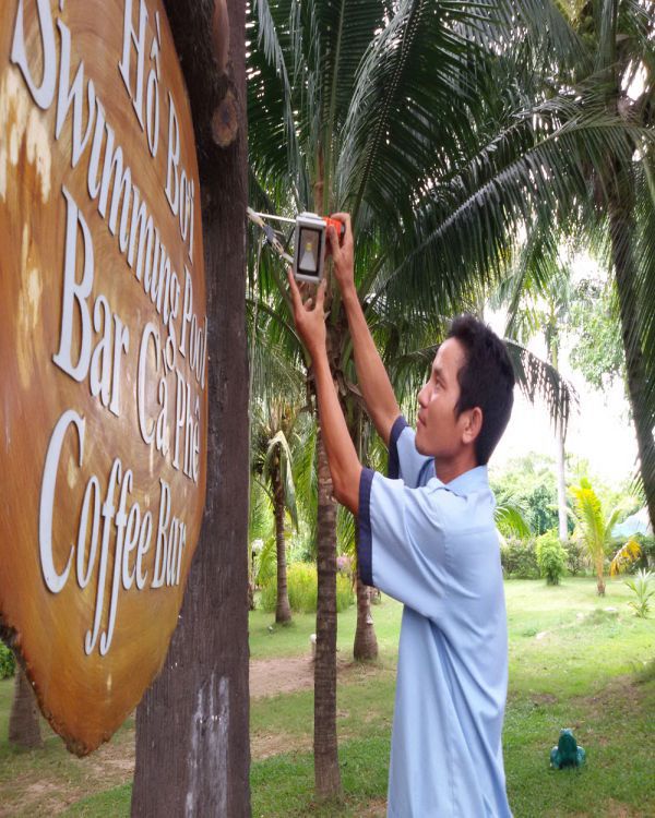 Nhân viên Công ty TNHH Du lịch Sao Việt thay bóng đèn led tiết kiệm điện - Ảnh: NGÔ XUÂN Nhiều giải pháp tiết kiệm điện mùa nắng nóng