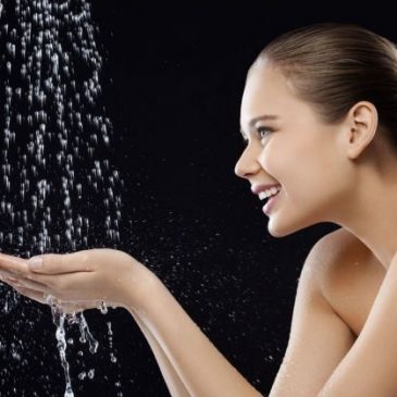 Tắm nước ấm buổi tối giúp ích gì cho cơ thể?