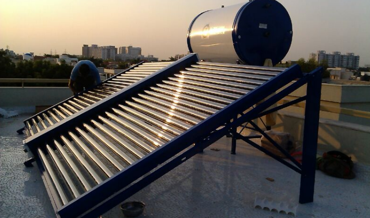 2-may-nuoc-nong-nang-luong-mat-troi-giam-gia